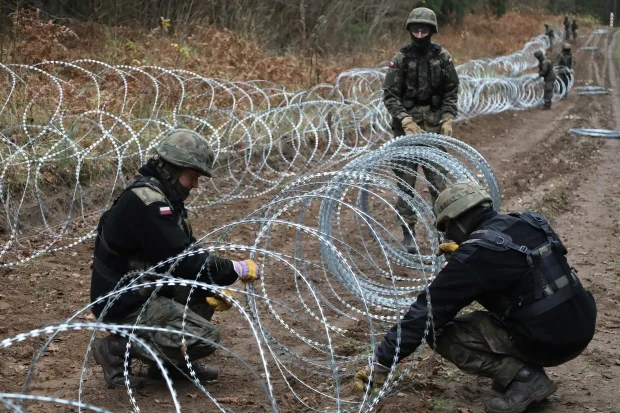 Polonia vendos tel me gjemba në kufirit me Rusinë