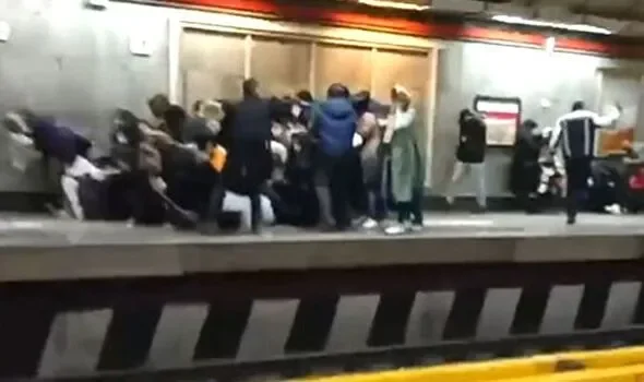 Policia iraniane hap zjarr në stacionin e metrosë dhe rrah gra pa shami