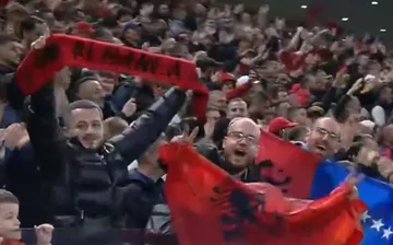 Es gibt eine Atmosphäre in Air Albania. Ardian Ismajli und Italien mit einem guten Kopfziel.