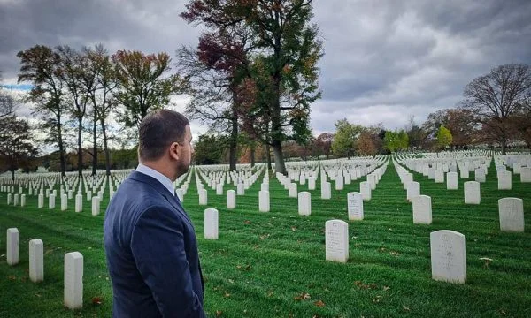 Memli Krasniqi para takimeve zyrtare në Washington bën homazhe tek varrezat e Arlingtonit