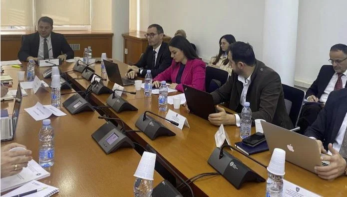 Përplasen Muja e Lushtaku, deputeti i PDK-së e lëshon mbledhjen