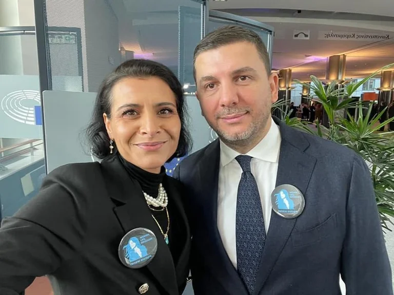 Memli Krasniqi takon eurodeputeten e njohur suedeze, e cila preu flokët në mbështetje të protestave anti-qeveritare në Iran