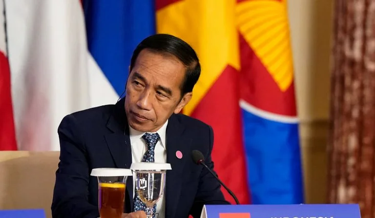 Presidenti indonezian: Ne duhet t’i japim fund luftës së Rusisë