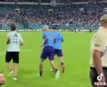 Es kommt auf Video, wenn Messy und seine Freunde ins Stadion kommen, was für eine Atmosphäre von Fans