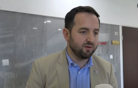 Korenica thotë se shkarkimi i tij është penalizim nga deputetët “servil”