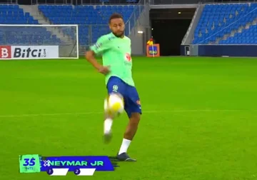 Von 35 Metern Drohne, Neymar und Richarlis erfüllen die Herausforderung, den Ball zu stoppen