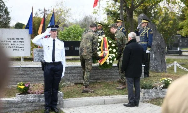 Ministria arsyeton skandalin për nderimin e ushtarëve serbë: Thotë se nuk u nderuan, edhe pse shihet me sy që po