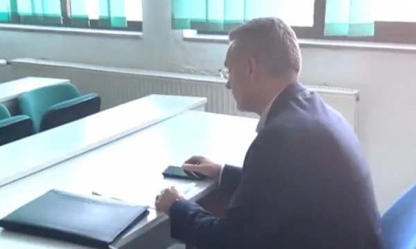 Video: Momenti kur Rron Gjinovci e Dibran Hoxha ia ndërprejnë ligjeratën Bujar Dugollit