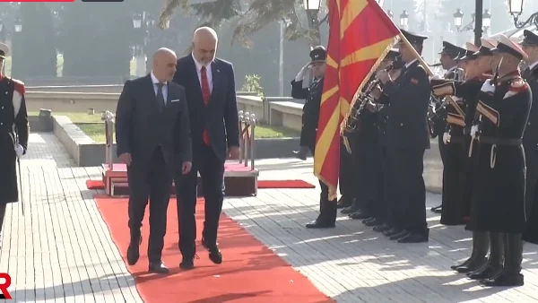Mbledhja e përbashkët e 2 qeverive në Shkup, Rama pritet me ceremoni zyrtare nga Kovaçevski