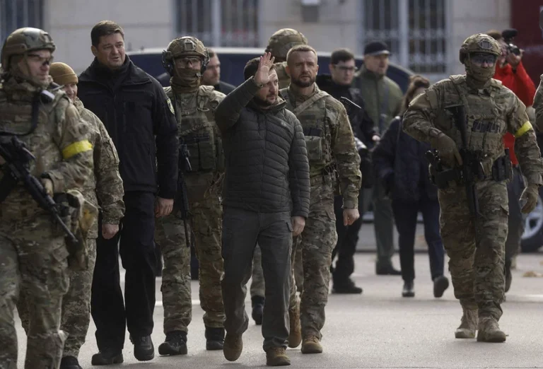Zelensky në Herson: Fitorja jonë mbi okupatorin po afrohet