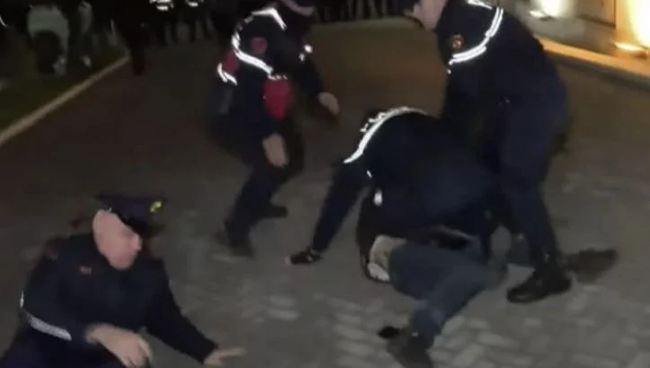 Incident në fund të protestës në Tiranë, spërkaten me ngjyrë muret e Kryeministrisë, ndalohet një person