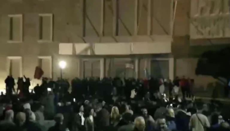 Vazhdon protesta: Protestuesit sulmojnë kryeministrinë