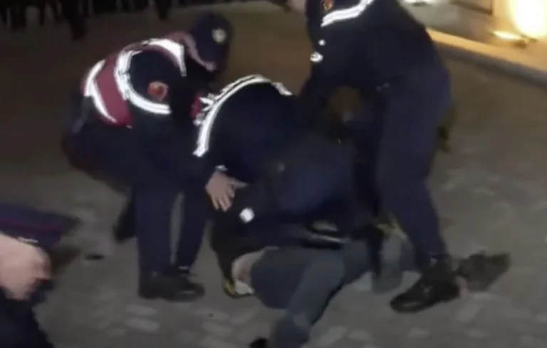 Policia sqaron arrestimin e protestuesit: Personi lëvizte me thikë, ishte i rrezikshëm
