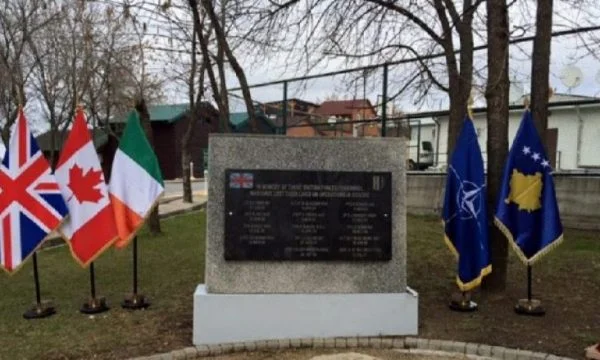 Britania e Madhe i përkujton 14 ushtarët e saj që humbën jetën gjatë shërbimit në Kosovë