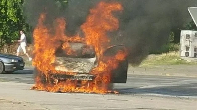 Digjet një veturë me targa të Serbisë në Mitrovicë