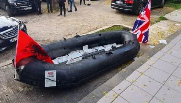 Protestuesit sjellin një gomone me flamur britanik dhe shqiptar në mes të Tiranës