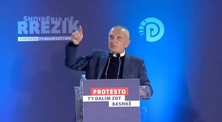 Ilir Meta me vargje nga Himni i Flamurit: Prej lufte veç ai largohet që është lindur tradhtor