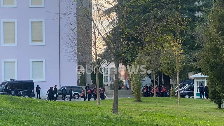 Shqipëri: Blindohet Kryeministria, policia rrethon ndërtesën