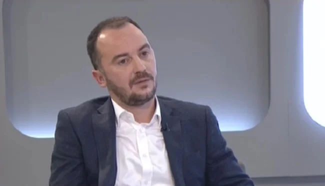 Dardan Molliqaj denoncon sjelljen e pahijshme të Vjosa Osmanit ndaj Valdete Dakës