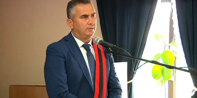 Theret me thikë kryetari i Bashkisë Divjakë në Shqipëri