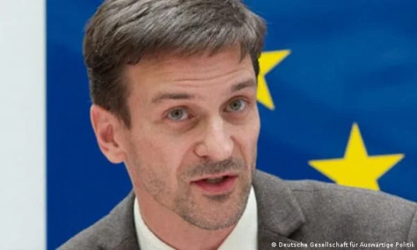 Nic: Serbia po e shfrytëzon krizën për të fituar kohë