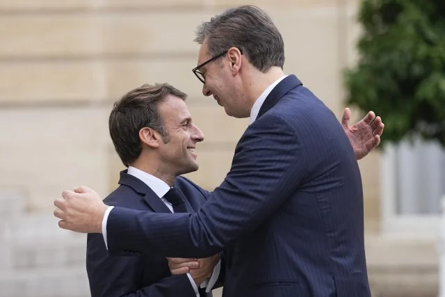 Vuçiq arrin në Paris, kështu e pret Macroni