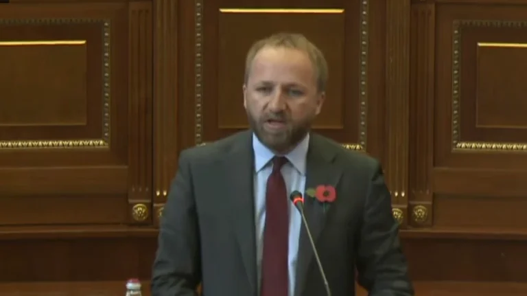 Tahiri shokon: Me gjuhën si të Besnik Bislimit, mora kërcënime për vrasje për shurdhues ndaj gruas dhe fëmijëve të mi