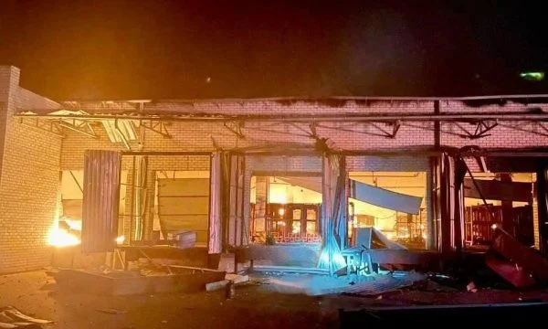 Katër civilë u plagosën pasi dronët kamikaze të armikut sulmuan qytetin Dnipro