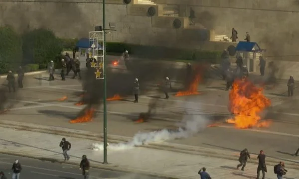 Confrontation devant le parlement d'Athènes
