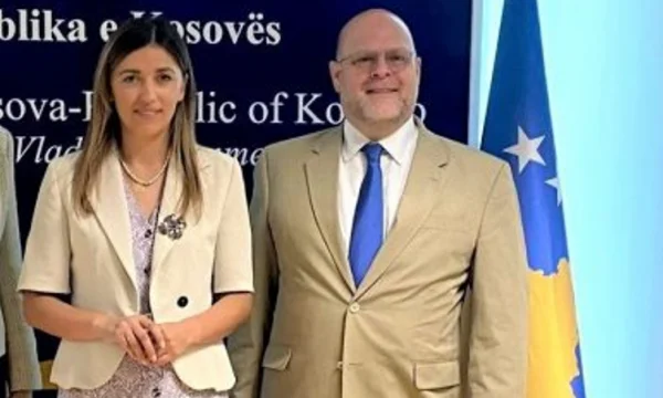 Hovenier: Jemi në krizë, s’është koha që ministrat të udhëtojnë