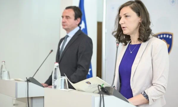 “En utilisant”, le gouvernement a fermé certaines voitures officielles du ministère de l'économie