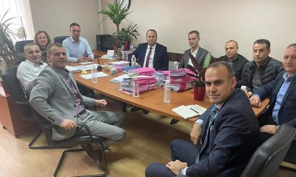 Serben verlassen, KDR-Führer besucht Stiftungsgericht in Mitrovica