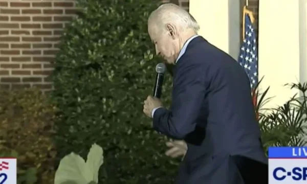 Er gab eine Rede, Joe Biden stößt auf der Bühne: Ich trat auf etwas.