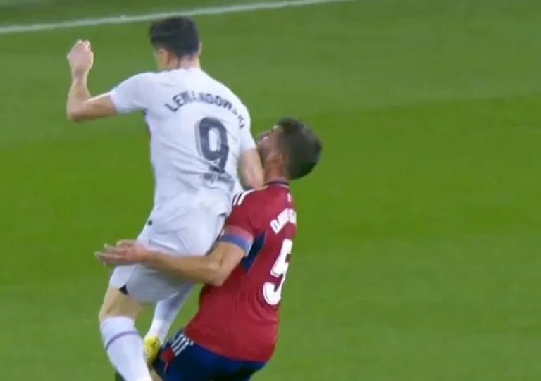 There was no need for this dangerous intervention, Lewandowski being expelled in red