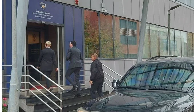 La reunión de Kurt con líderes de la oposición comienza