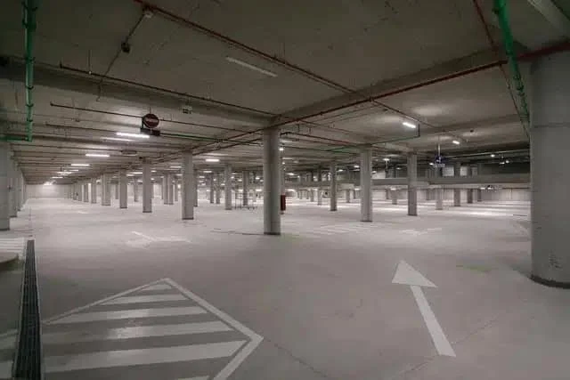 Subterranean Parkplatz mit hohen Preisen, 15 Euro pro Tag