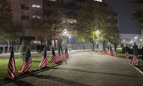 Corte del governo del Kosovo si riempie di bandiere americane (FOTO)
