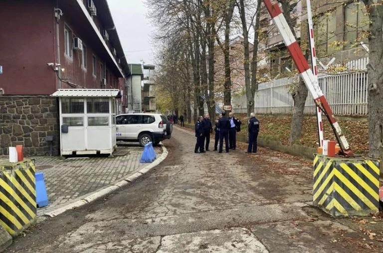 Serbische Polizei Hand über ihre Waffen, Uniformen