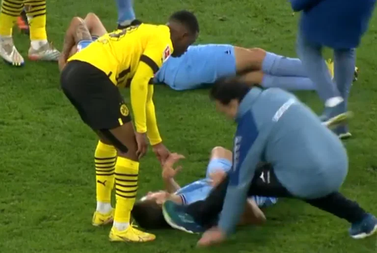 Schwer aber lustig: Spieler wurden Kopf-zu-Kopf getroffen, Doktor lief zu ihnen und trat einen von ihnen.