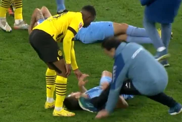 Schwer aber lustig: Spieler wurden Kopf-zu-Kopf getroffen, Doktor lief zu ihnen und trat einen von ihnen.