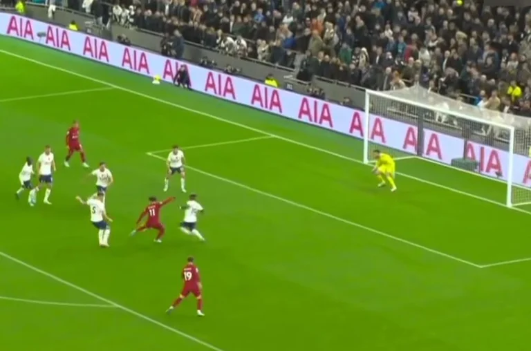 Keiner mit einem fantastischen Pass. Mo Salah vergeben Tottenham nicht von dieser Position.