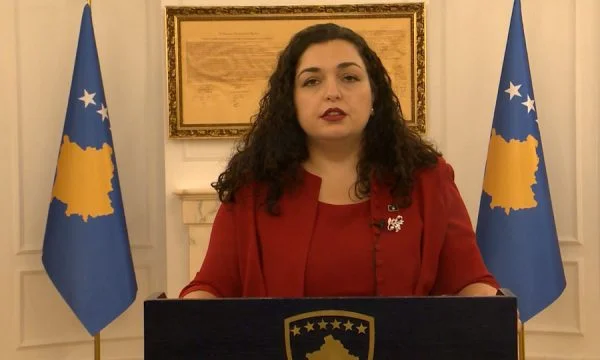 Vjosa Osmani flet në Amerikë për reciprocitetin e targave: Përmend edhe Prindonin dhe si i duhej t’i hiqte targat edhe vet