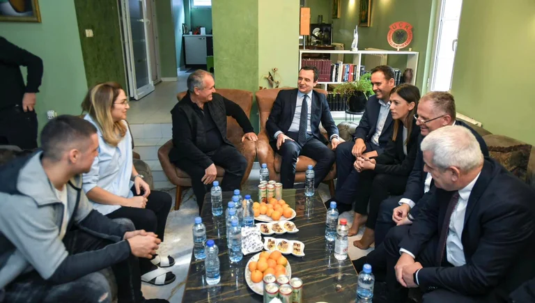 Kurti visits Rexhep Selimi's family, not even that of Thaci, Krasniqi's Veselin