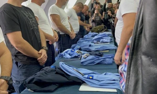 Serbische überlegene entfernen Kosovo Police uniforms