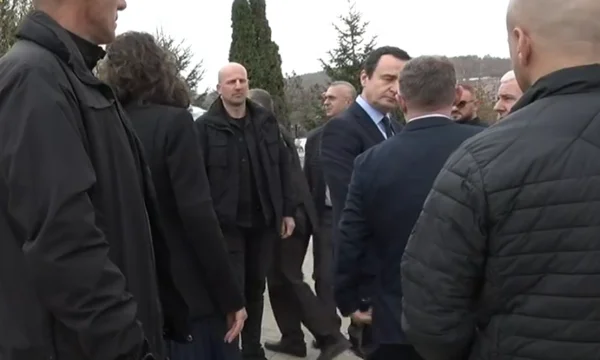 Quello di cui Kurti, Svechla e Bislim hanno parlato per qualche minuto dopo i regimi di Dehar.