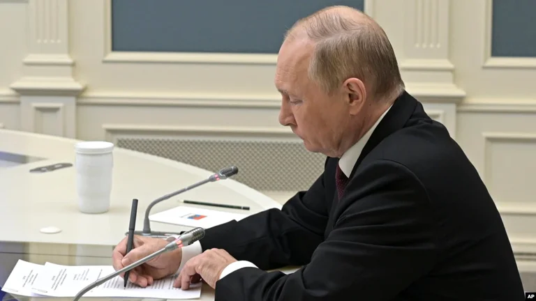 Putin schildert das Dekret: Kriminelle könnten gegen die Ukraine Krieg gehen