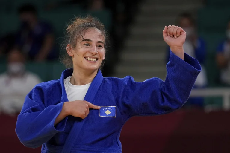 Kosovo con dos corredores blanco medallas en Grand Slamin