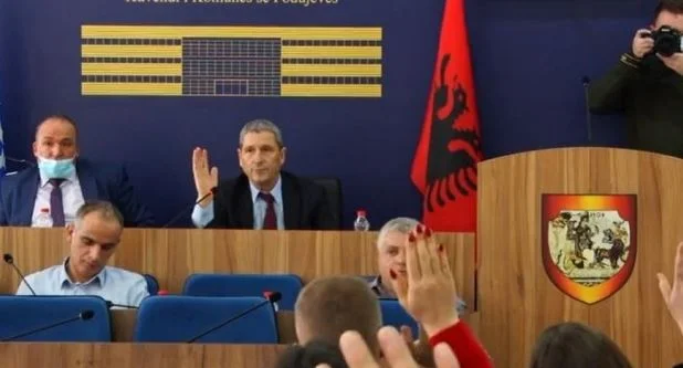 Collusione nell'assemblea comunale di Podujevo, plebi LDK togliere il microfono dall'uomo anteriore
