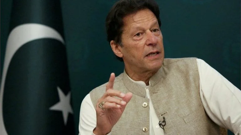 L'ex primo ministro pakistano Imran Khan ferito