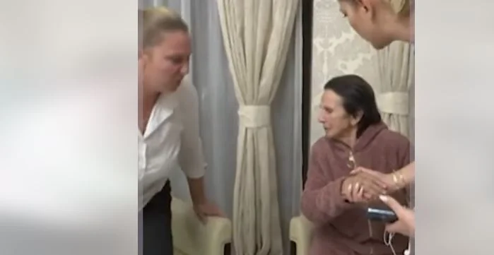 Questo è lo stato degli anziani, che è stato gravemente battuto dall'infermiera (Video)